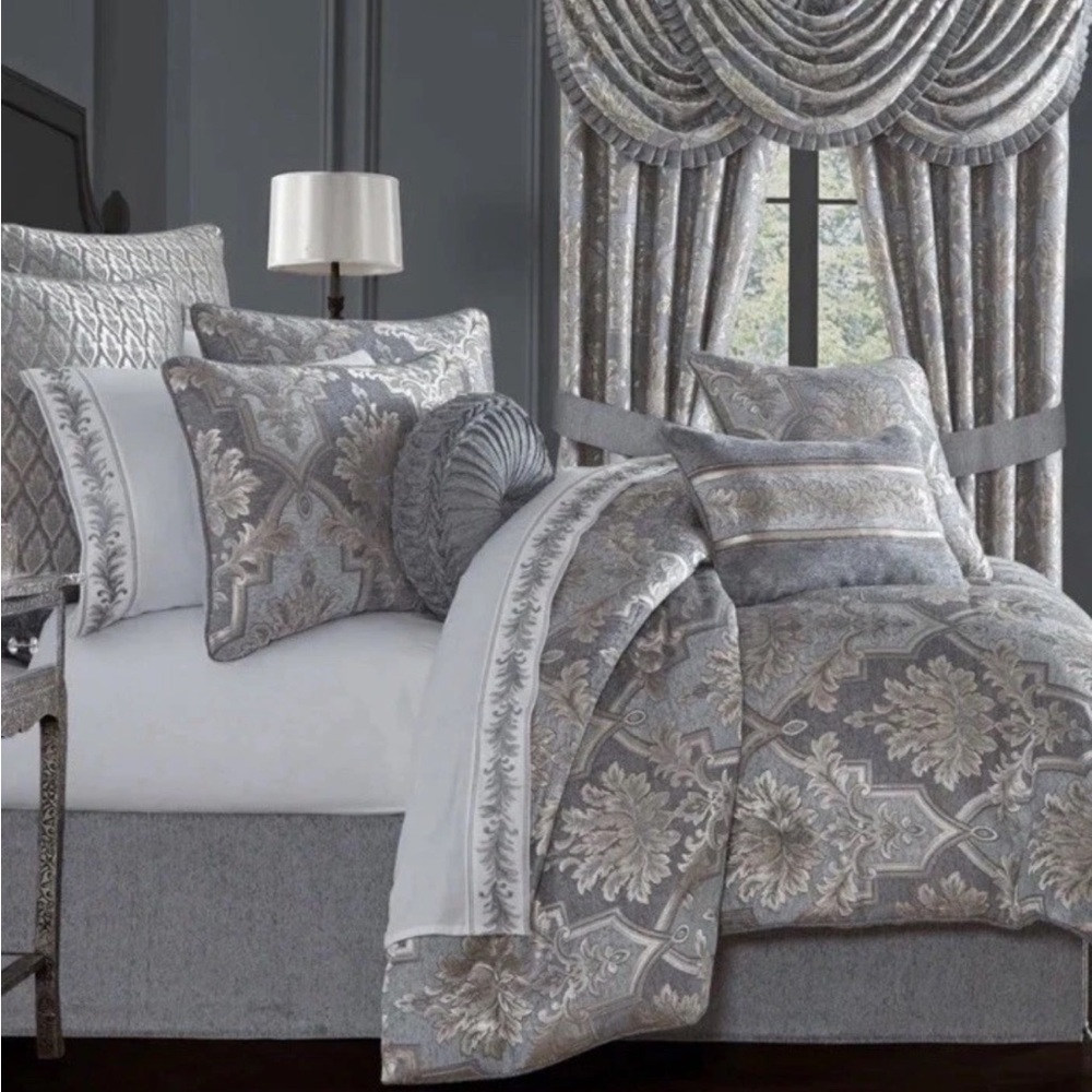 J Queen New York Woodhaven 4-Pc. Comforter Set, King  Powder Blue. NEW
